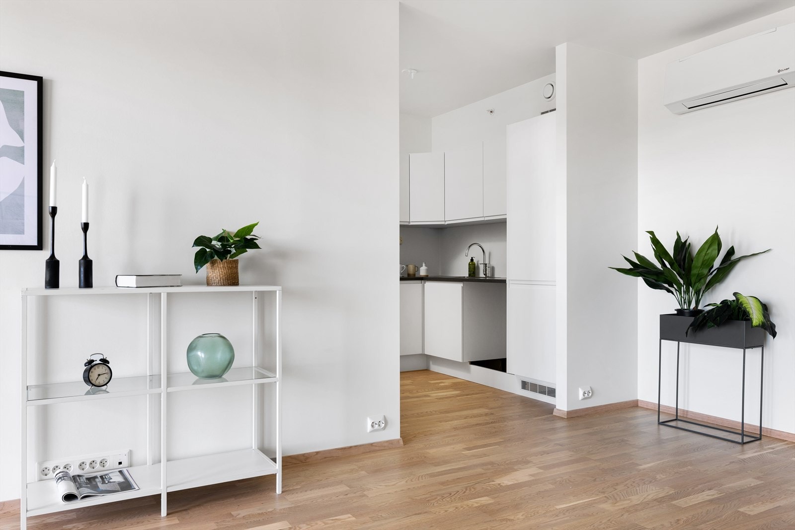 Stue inn til kjøkken - illustrasjon fra tilsvarende leilighet. Bildene er av en leilighet med ordinær takhøyde. Galleribilde