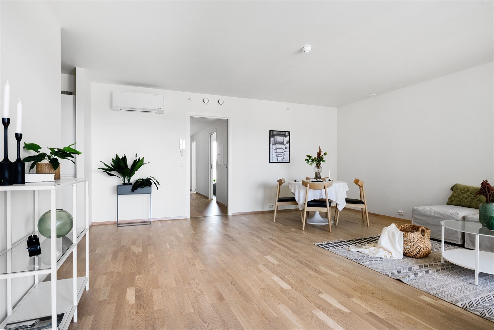 Stue illustrasjon fra tilsvarende. Bildene er av en leilighet med ordinær takhøyde. Galleribilde