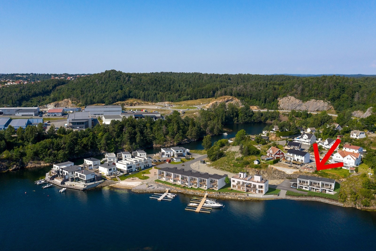 005_Alle boligene får en nydelig utsikt mot Tromøysund og Sørlandsleia som passerer i lunt farvann like utenfor..jpg Galleribilde
