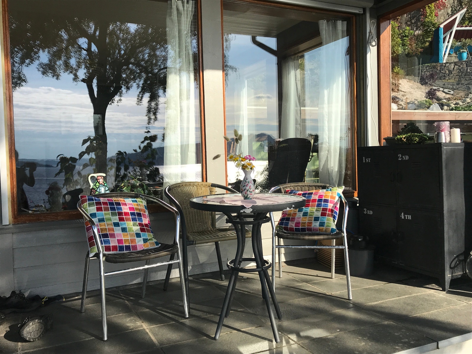 Sitteplass under tak utenfor stuen Galleribilde