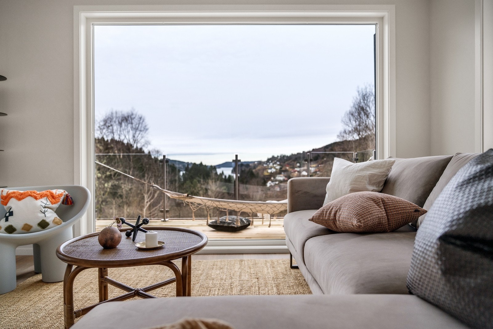 Nyoppusset hus på Tveiten/Skarsvegen. Kort vei til Alversund barneskole Galleribilde