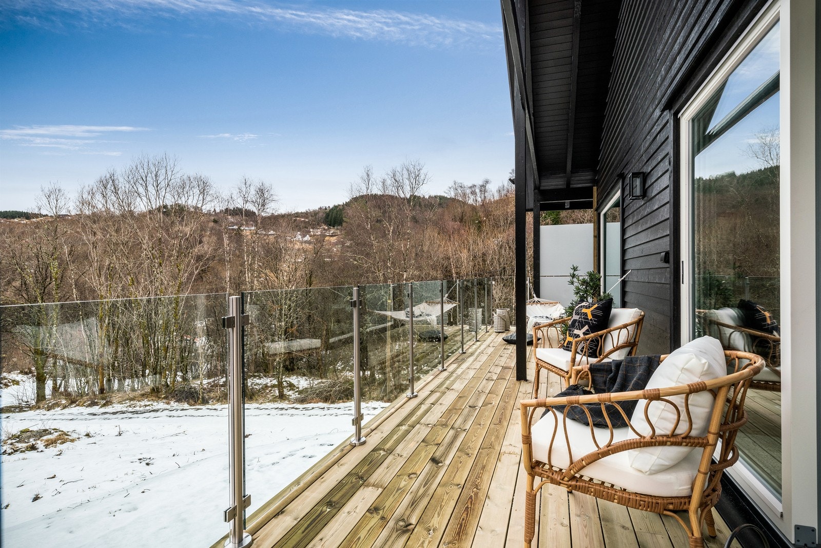 Glassrekkverk på hele terrassen for optimal utsikt. Galleribilde