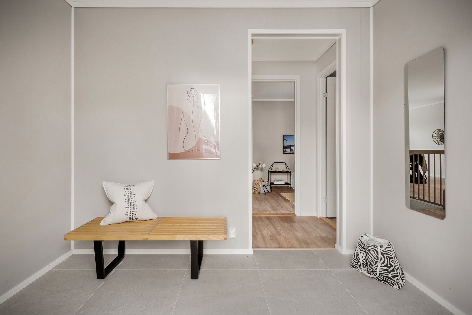 Lys entre med flotte 60x60 fliser. Det er også plass til skyverdørsgarderobe i gangen. Galleribilde