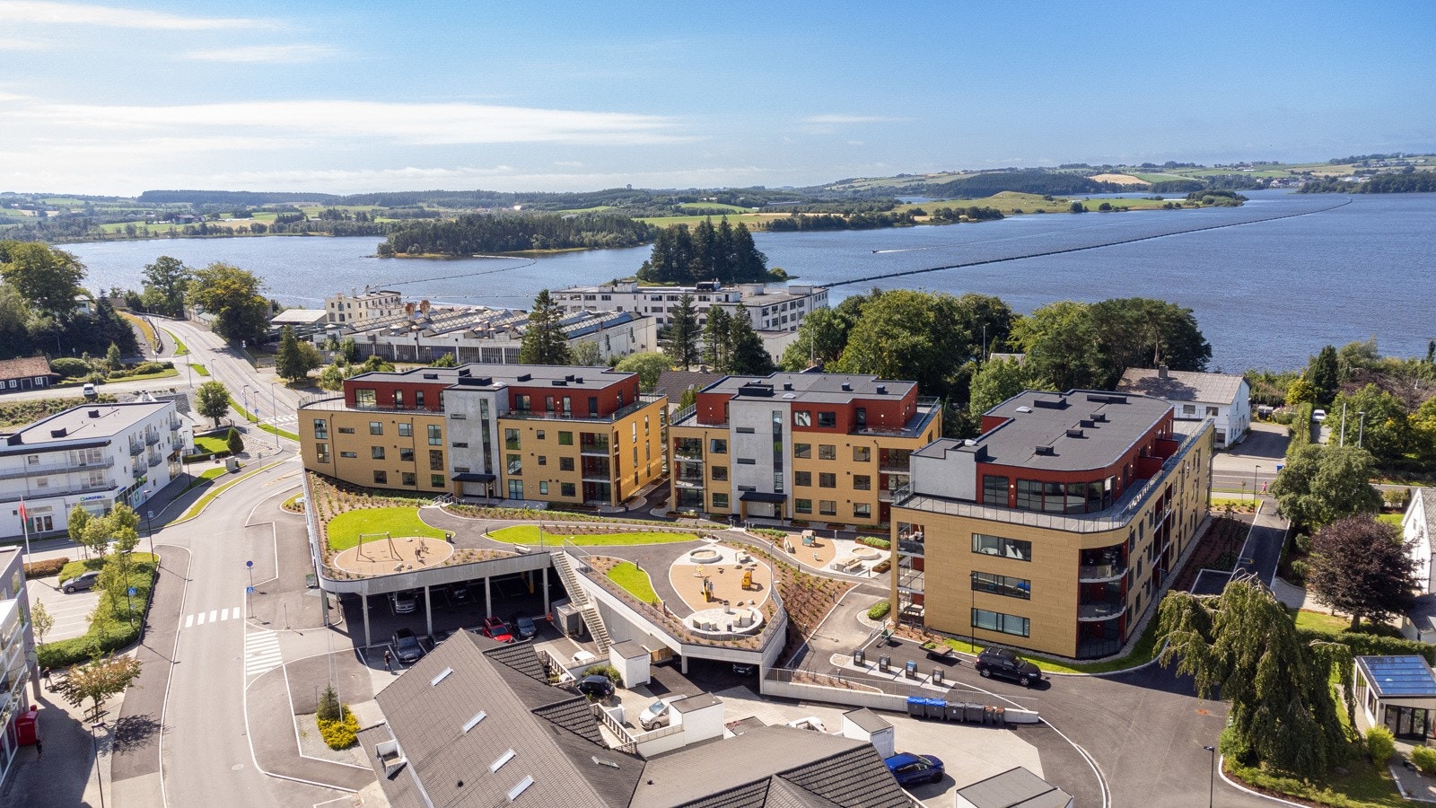 Rett på nedsiden av prosjektet ligger vakre Frøylandsvatnet, og mange av leilighetene har utsikt over vannet. Galleribilde