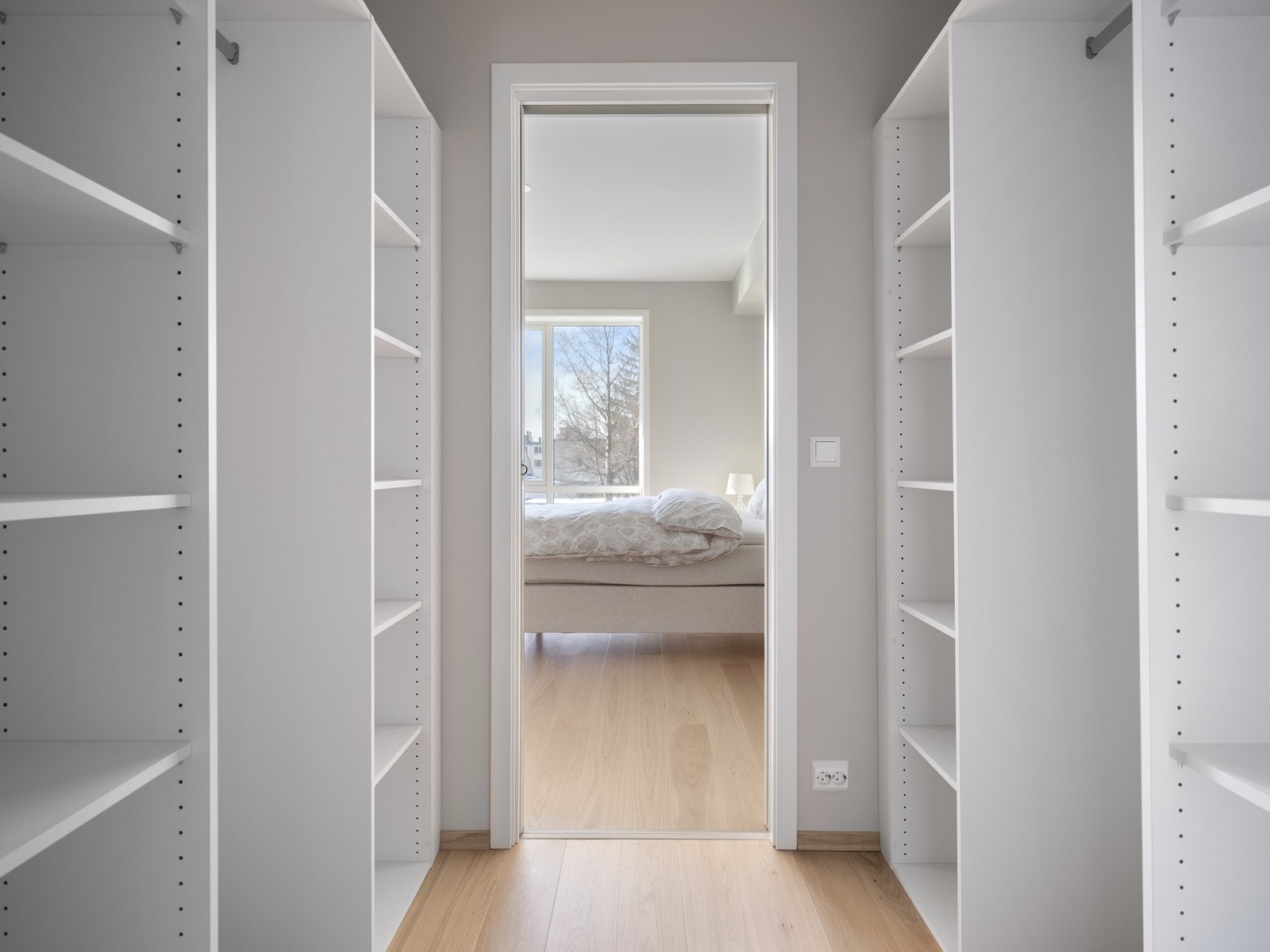 Fra hovedsoverommet er det egen tilkomst til walk-in-closet. Galleribilde