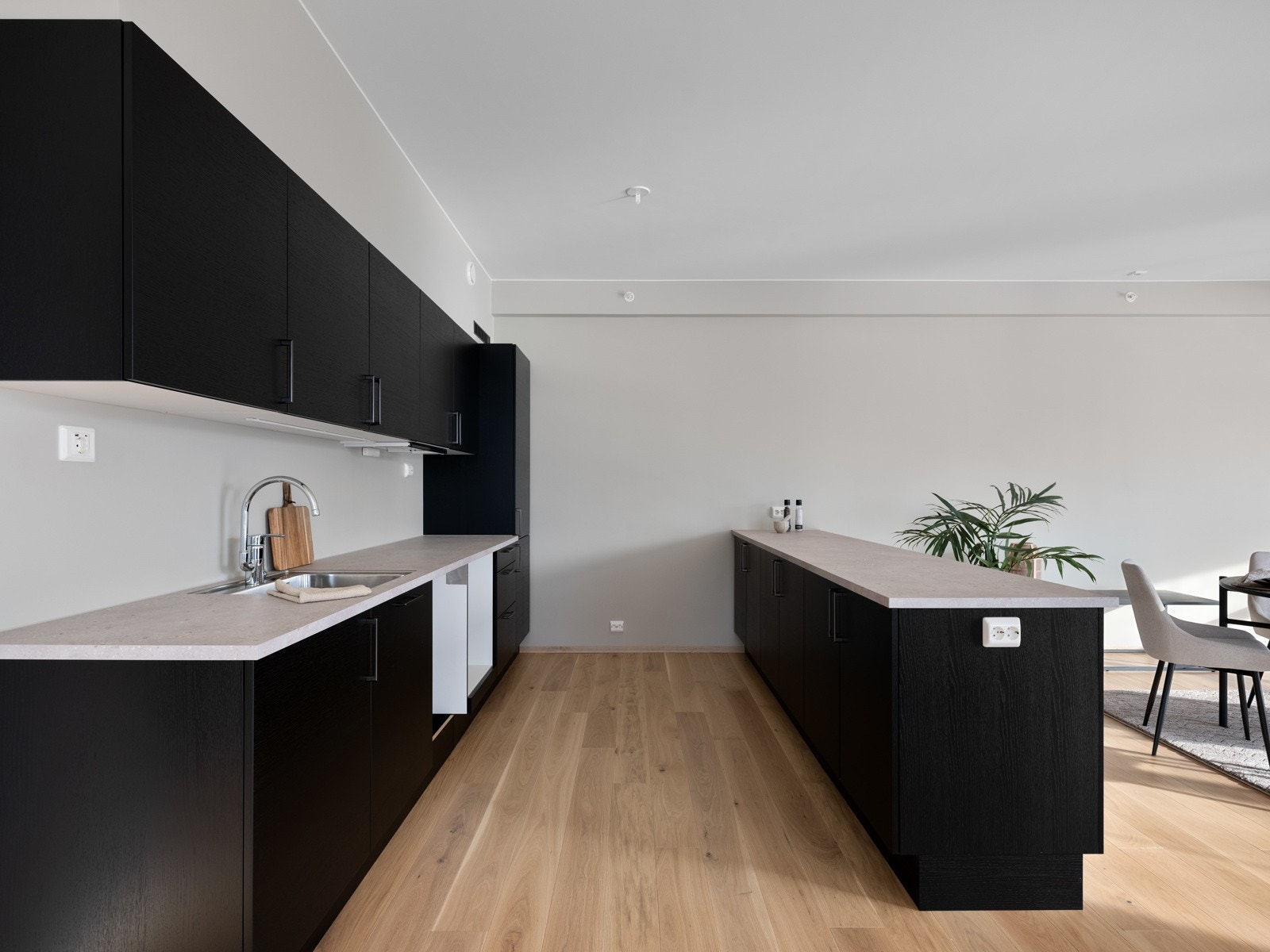 Kjøkkenet har en stilig kjøkkenøy. Galleribilde