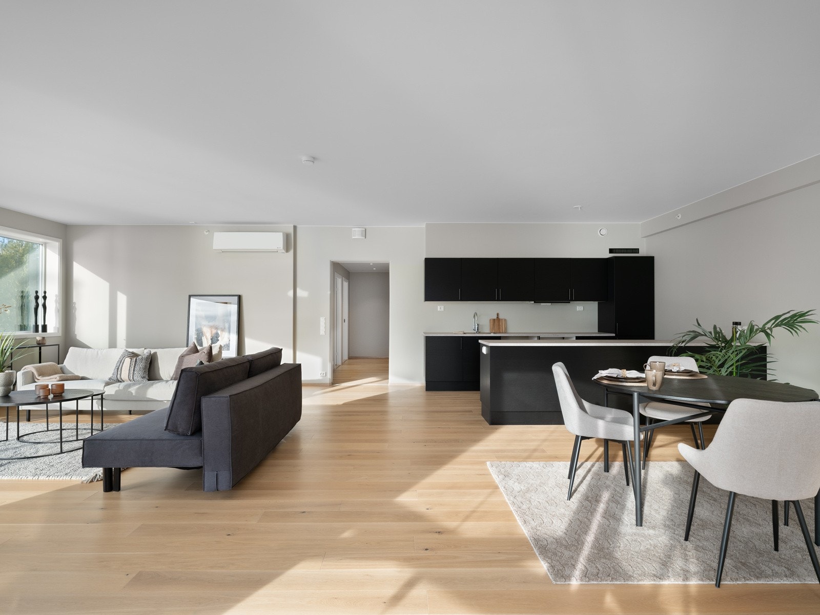 Leiligheten har en romslig stue som ligger i åpen løsning med kjøkkenet. Galleribilde