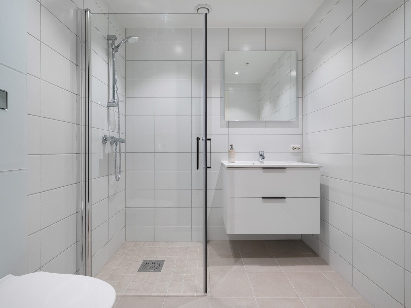 Fra walk-in-closet er det tilkomst til eget bad. Galleribilde