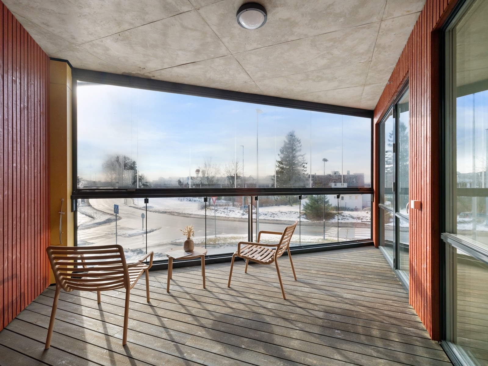 Fra stuen er det utgang til en romslig innglasset balkong på ca. 15 kvm. Galleribilde