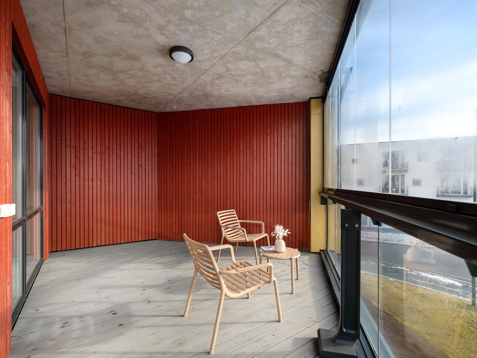 Det er gode møbleringsmuligheter på balkongen, samt belysning og veggstikk. Galleribilde
