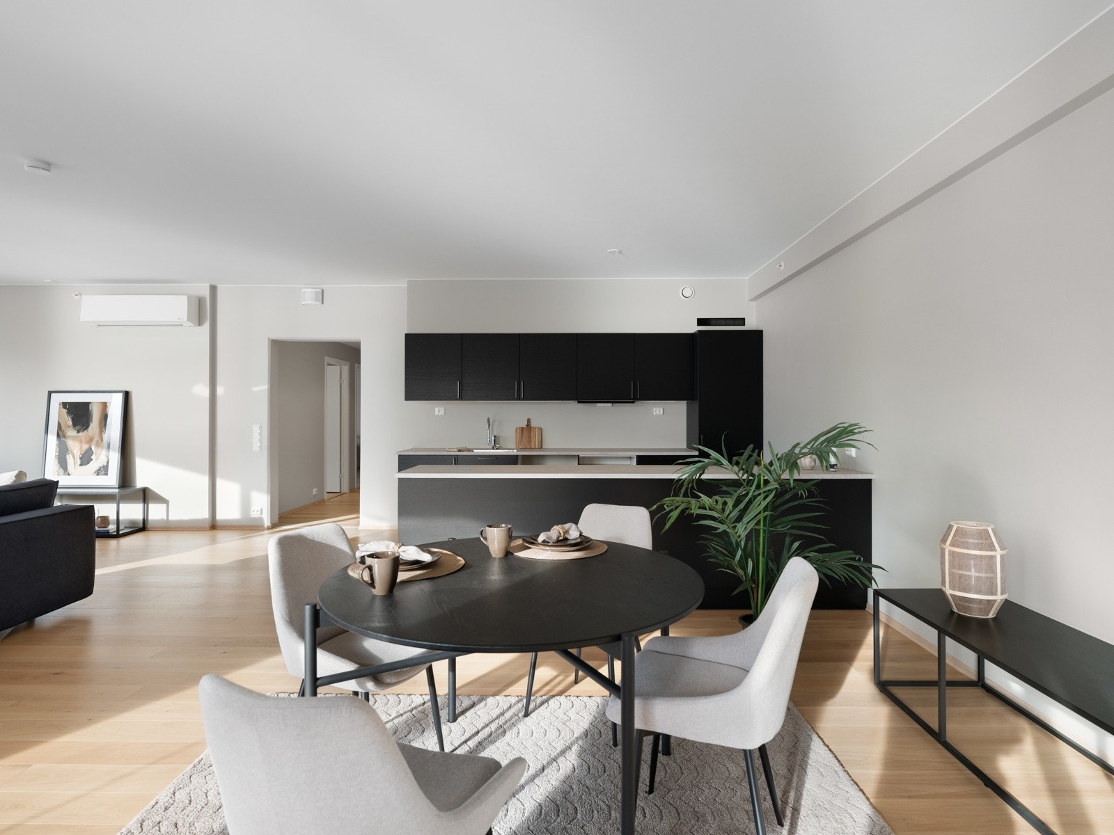 Rommet har 1-stavs parkettgulv, malte veggflater og listefri overgang til himling. Galleribilde