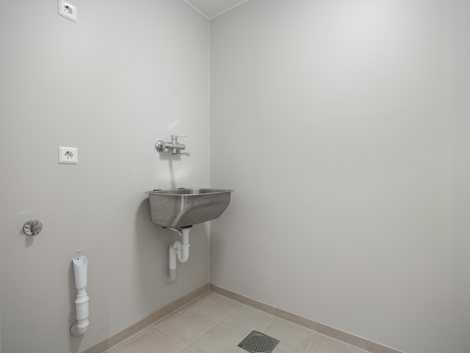 Vaskerommet har belegg på gulv og malte veggflater. Rommet er utstyrt med opplegg til vaskemaskin og utslagsvask. Galleribilde