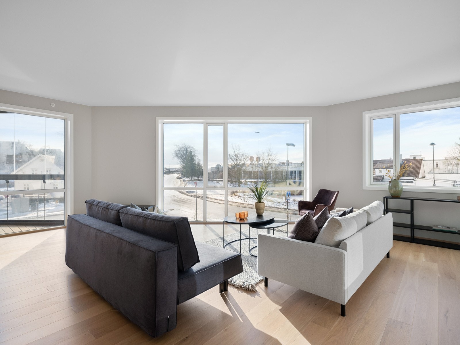 Store vindusflater slipper rikelig med naturlig daglys inn. Galleribilde