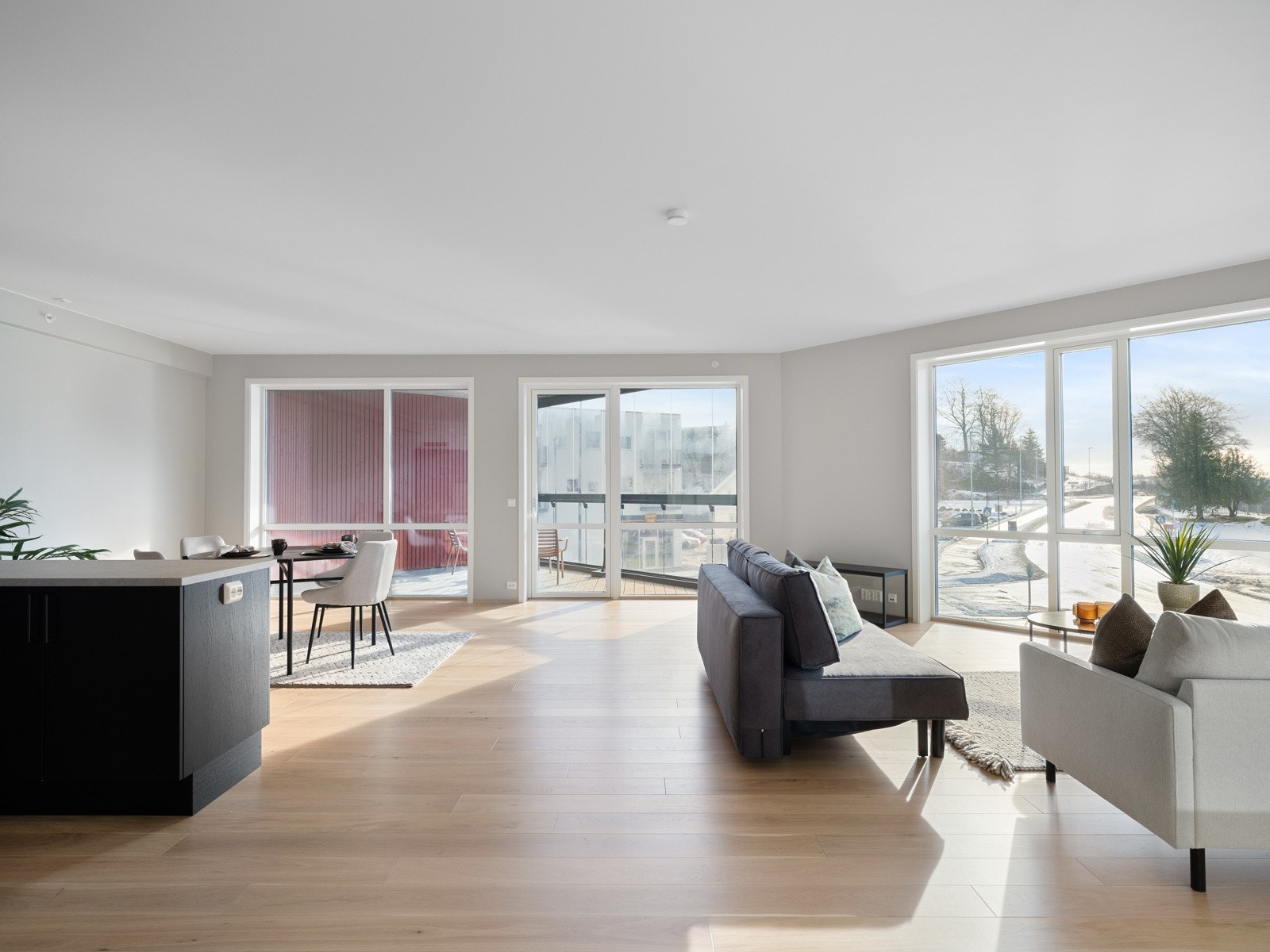 Spisebordet får sin naturlige sone like ved kjøkkeninnredningen. Galleribilde