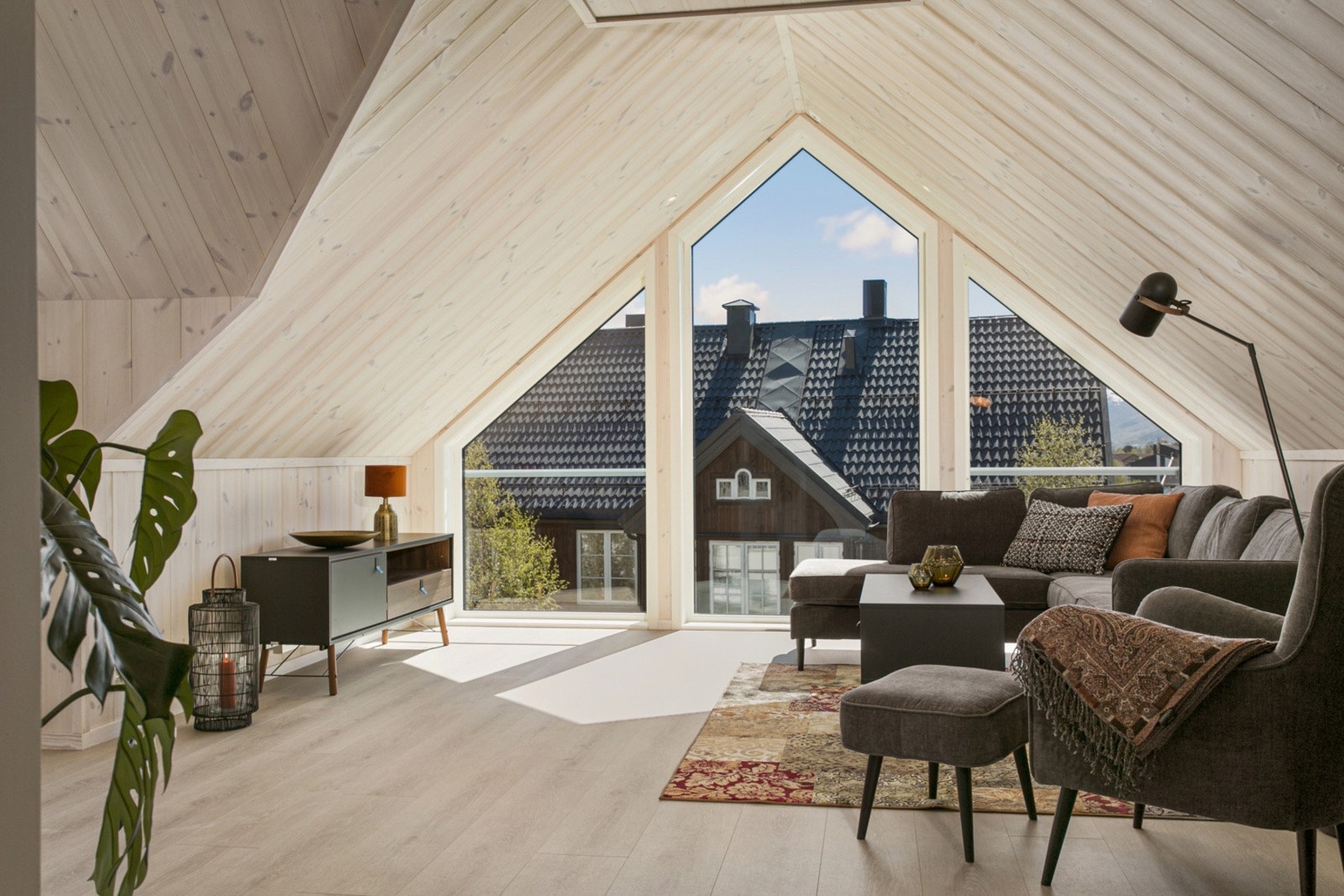 Meget romslig loftstue. Galleribilde