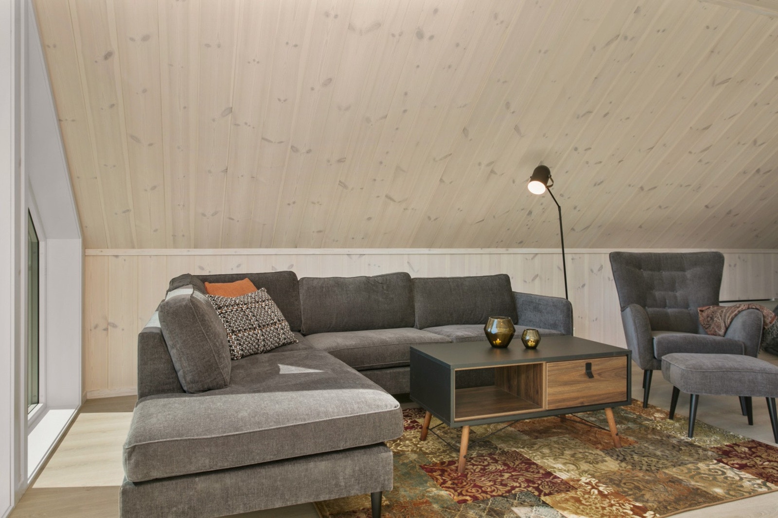 Meget romslig loftstue. Galleribilde