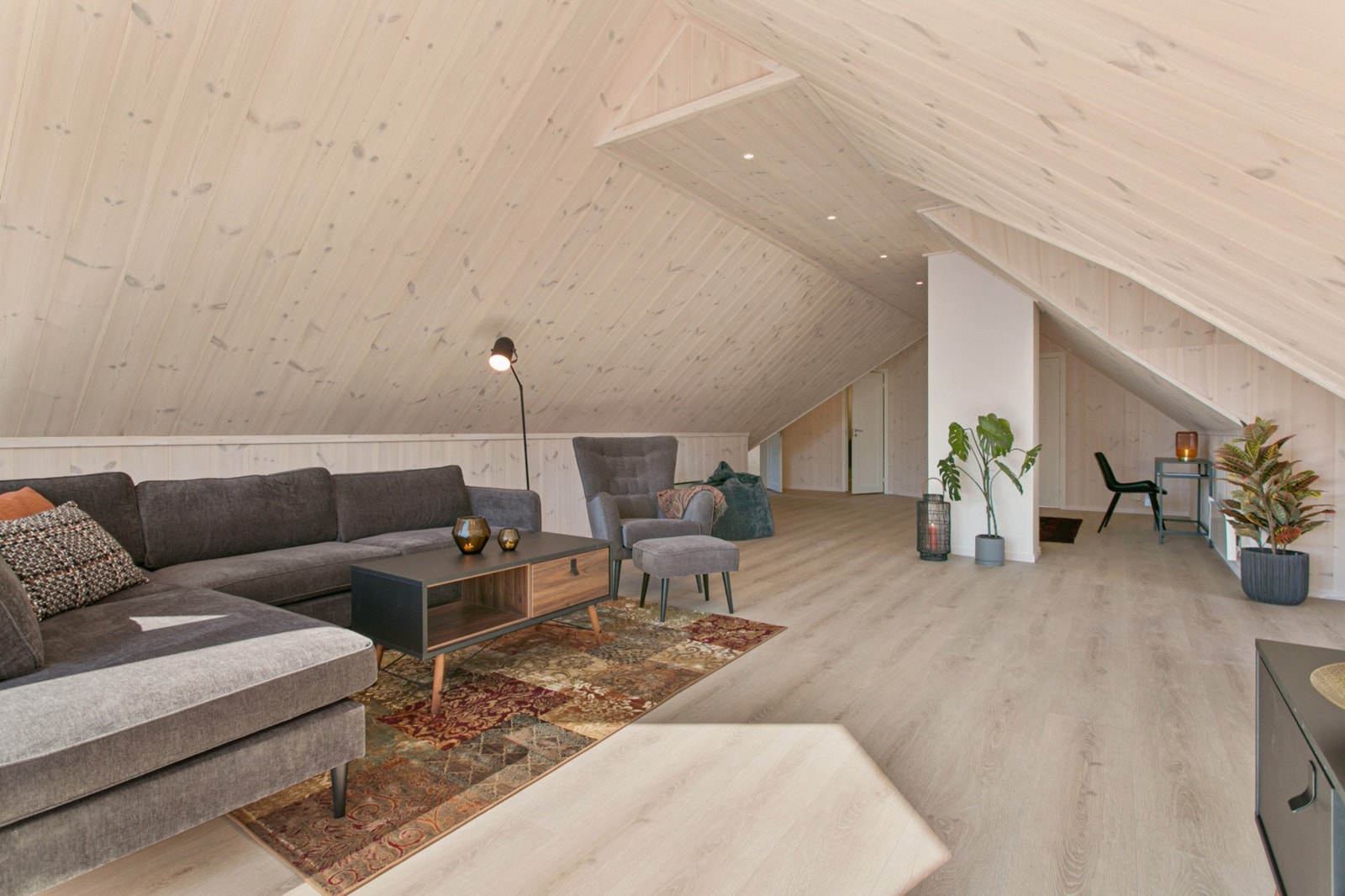 Meget romslig loftstue. Galleribilde