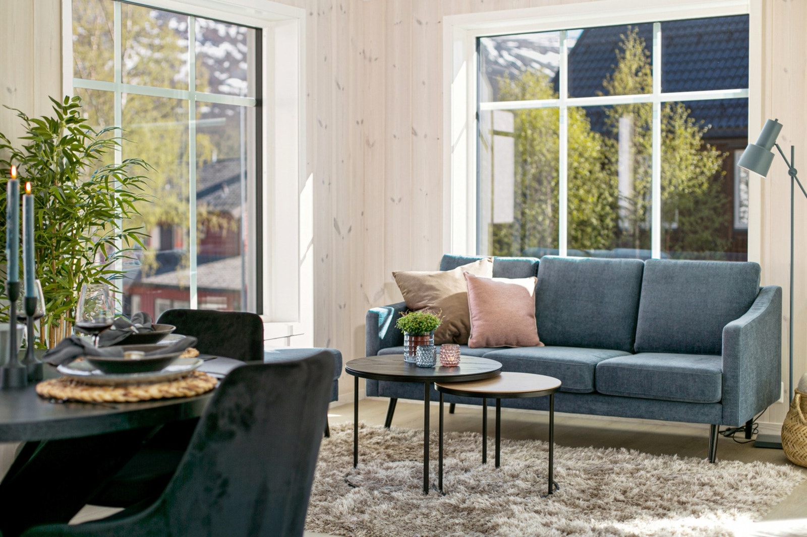 Store vindusflater gir mye dagslys. Galleribilde