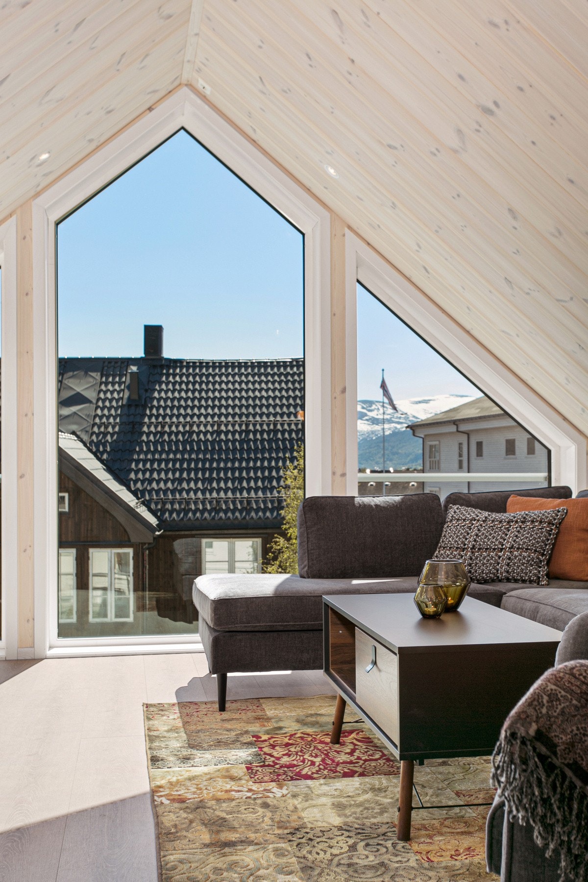 Meget romslig loftstue. Galleribilde