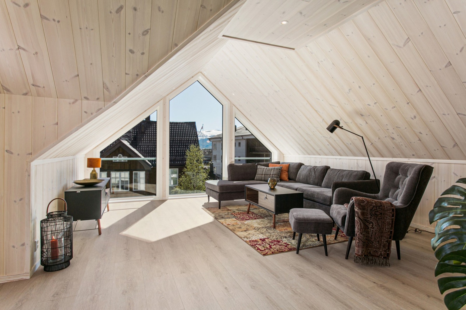Meget romslig loftstue. Galleribilde
