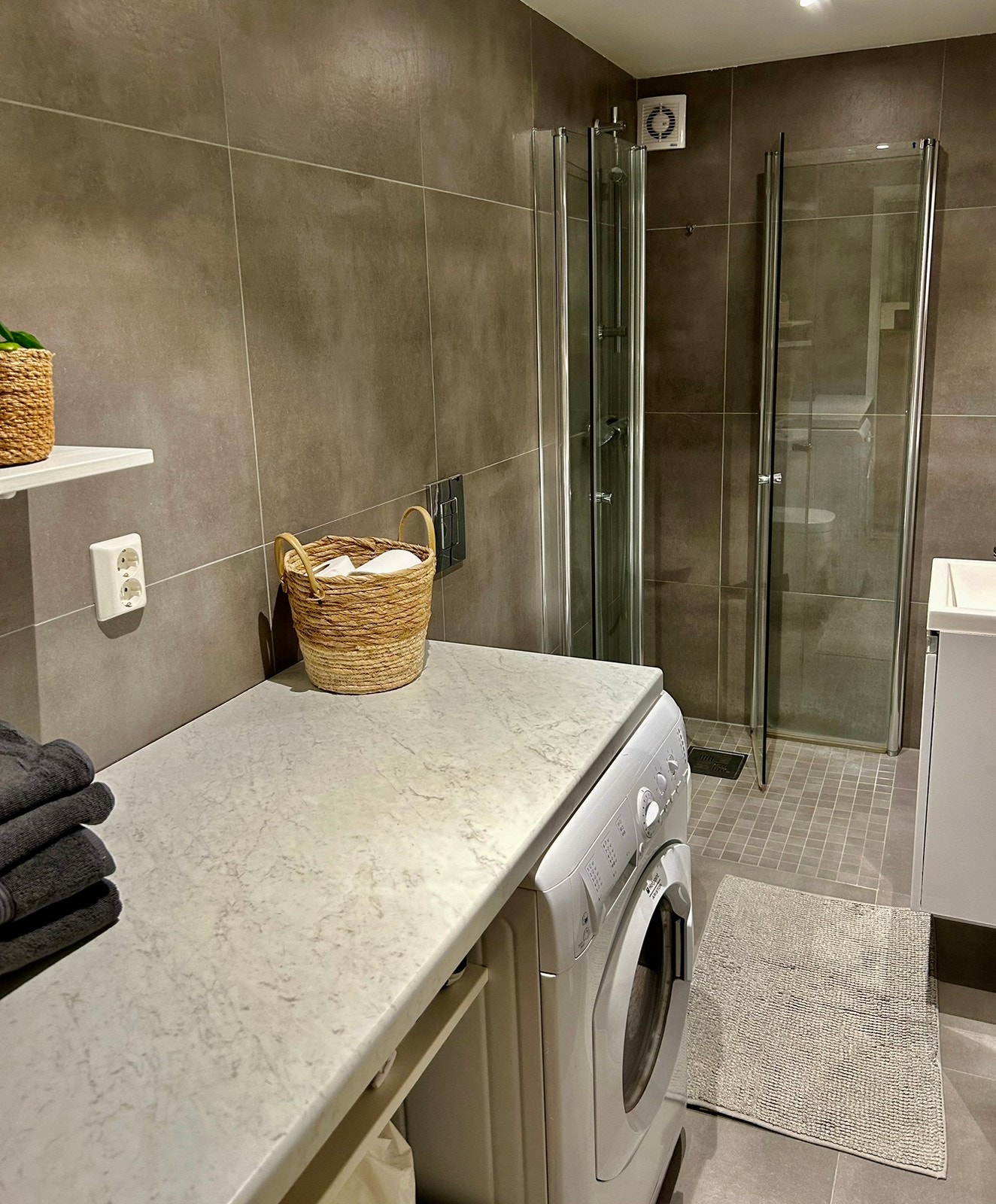 Bad, dusj og vaskemaskin Galleribilde