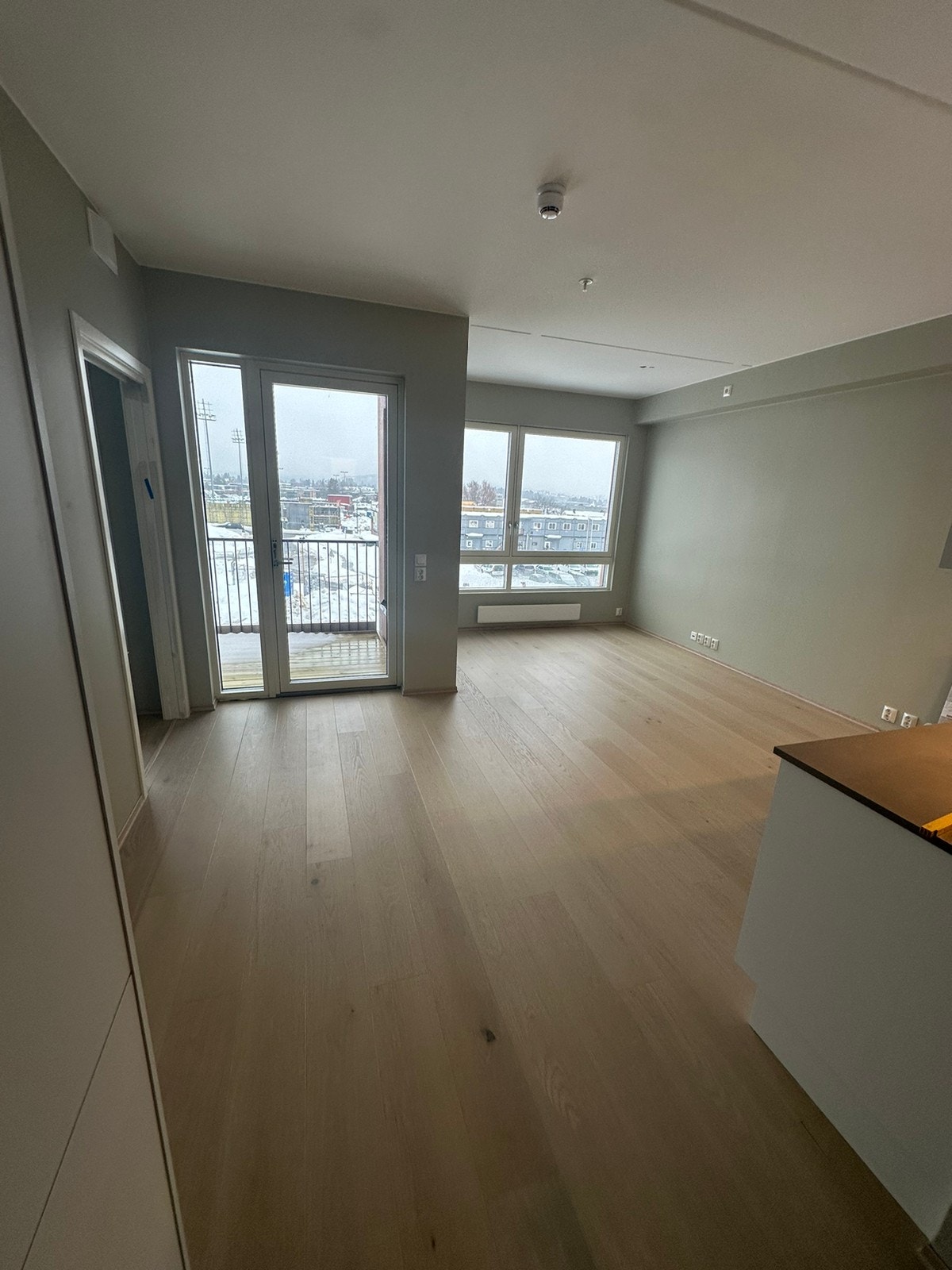 Store vindusflater med mye lys fra morgen til kveld Galleribilde