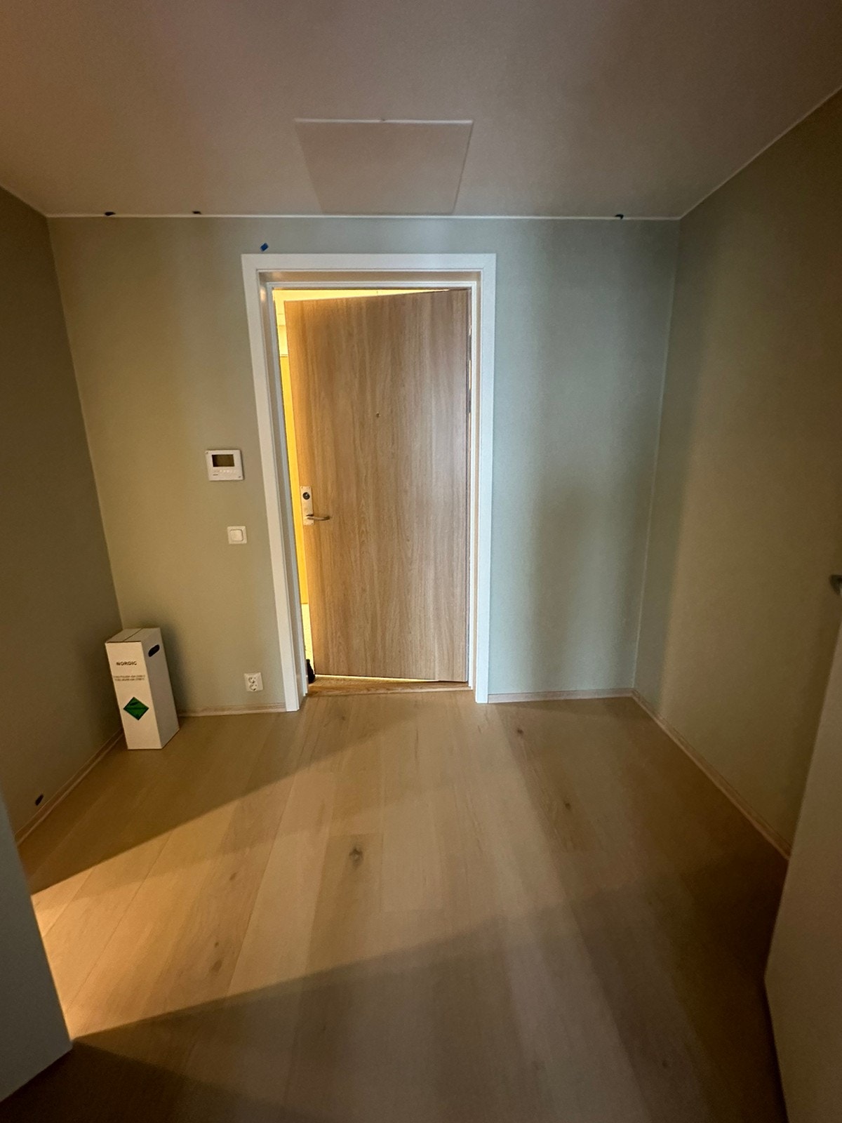 Romslig entre med god skap plass Galleribilde
