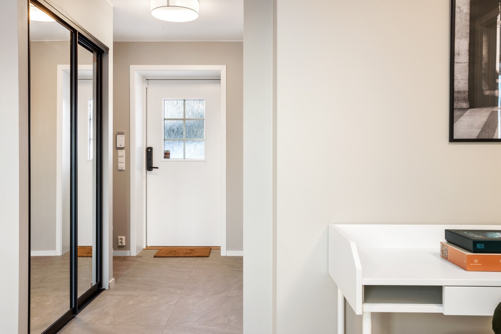Fra entrèen kommer man inn i stuen, hvor det også er plassert ett skrivebord. Galleribilde