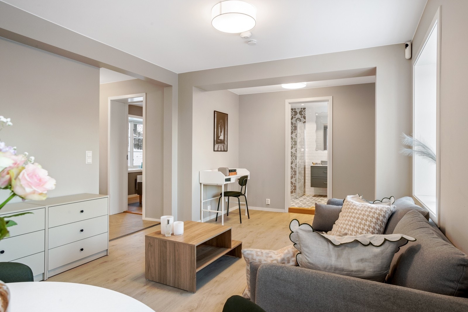 Stuen hvor det er plassert ett skrivebord på enden av stuen. Galleribilde
