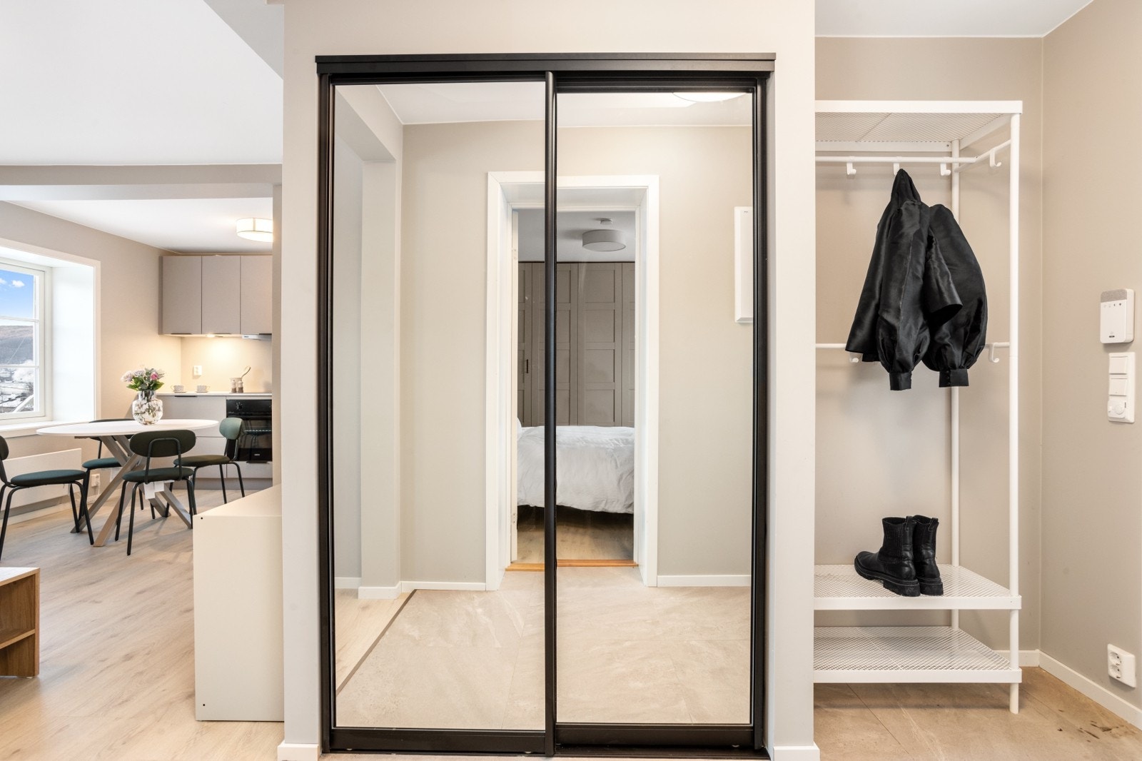 Skyvedørsgarderobe hvor det er installert kombinert vaskemaskin/tørketrommel for en enkel hverdag. Galleribilde