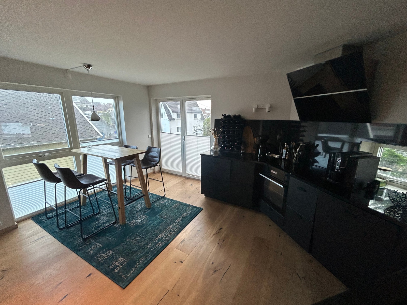 Kjøkken med frokost bord og balkong Galleribilde