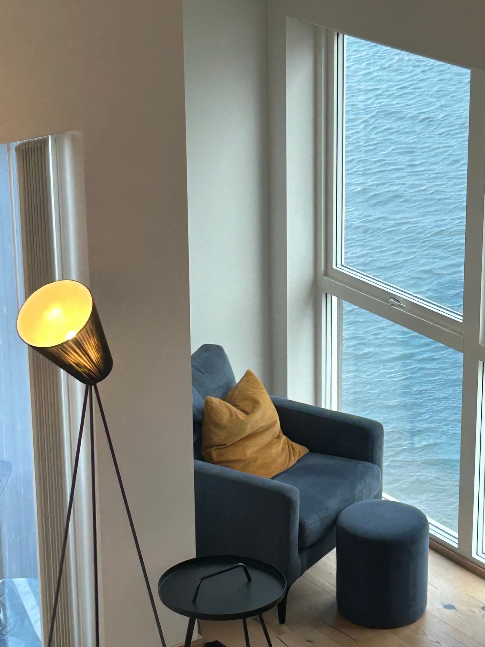 Stue, lese krok med utsikt sjø Galleribilde