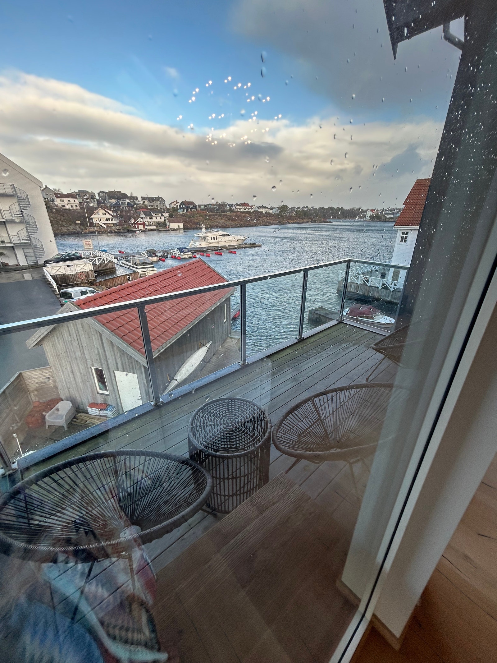 Terrasse med stoler og bord Galleribilde