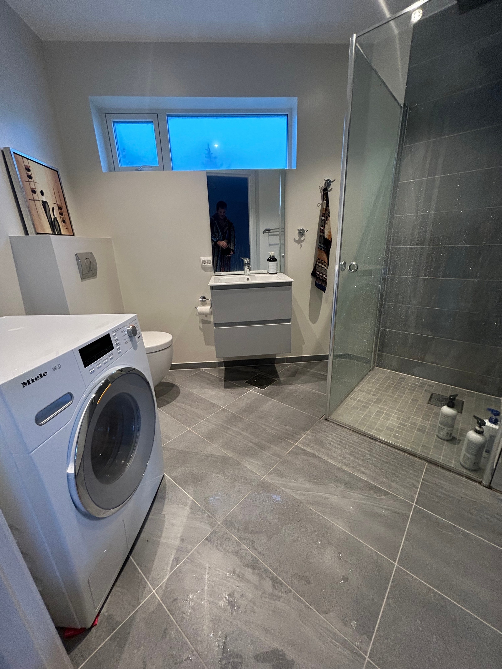 Bad med dusj og vaskemaskin Galleribilde