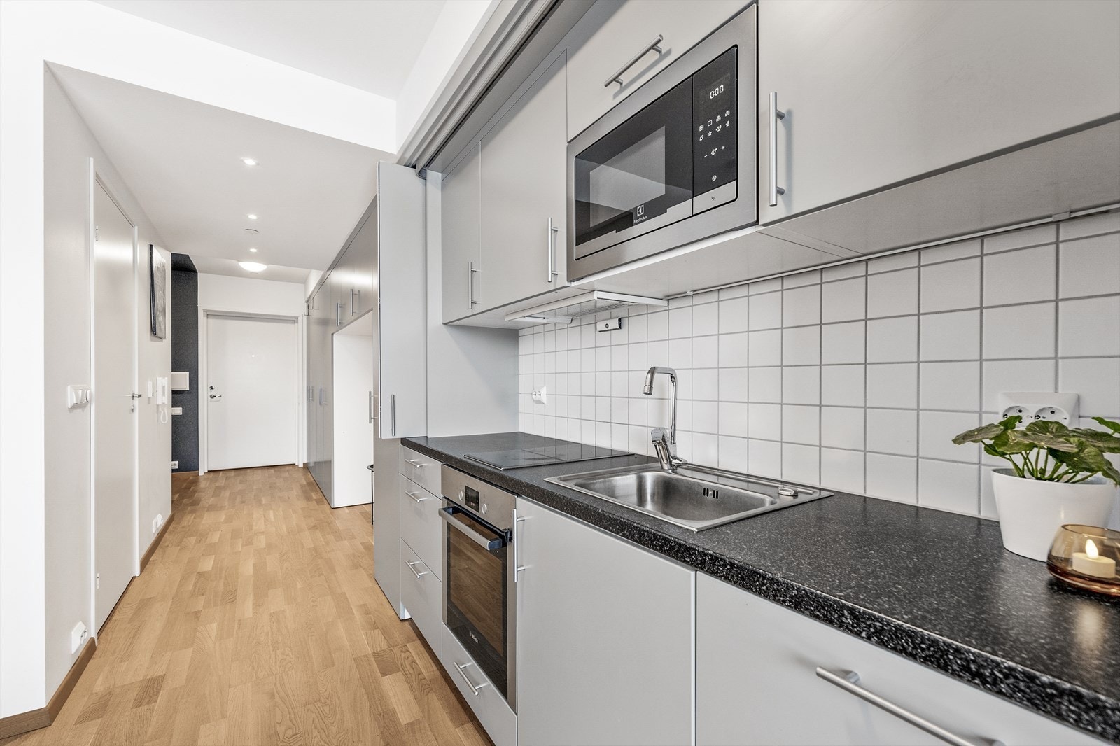 Kjøkkenet har følgende hvitevarer inkludert; oppvaskmaskin, stekeovn, platetopp(induksjon), kjøleskap, fryseskap og mikrobølgeovn. Galleribilde