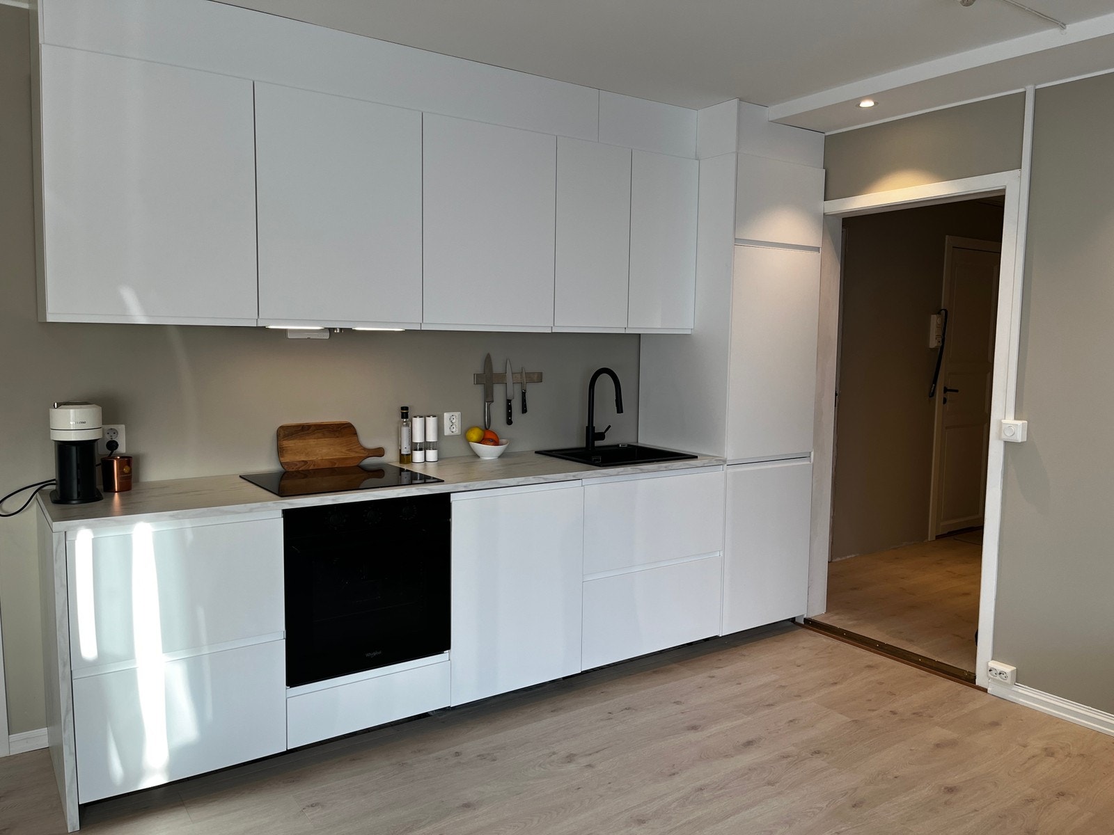 Helt nytt og stort kjøkken med alt av nødvendige hvitevarer Galleribilde