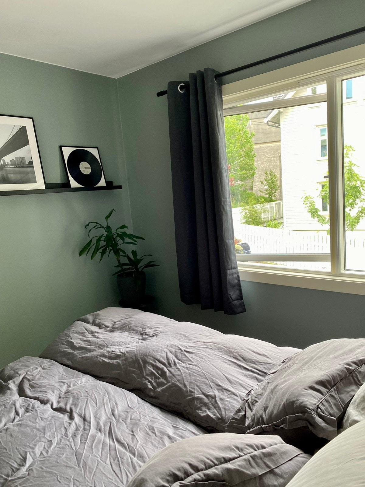 Stort soverom med god lagringsplass. Galleribilde