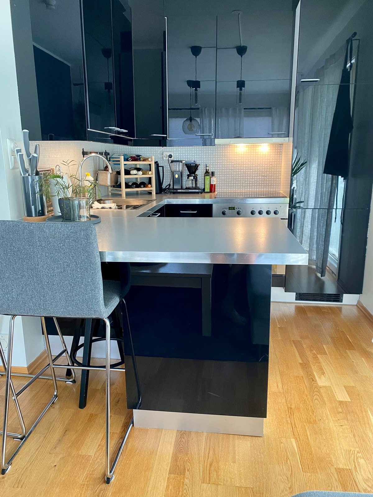 Kjøkken og kjøkkenøy sett i fra sofa. Galleribilde