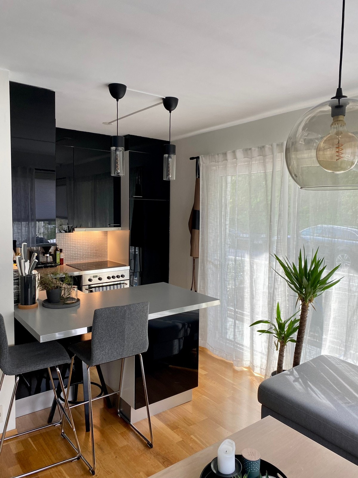 Kjøkken sett i fra stue. Galleribilde