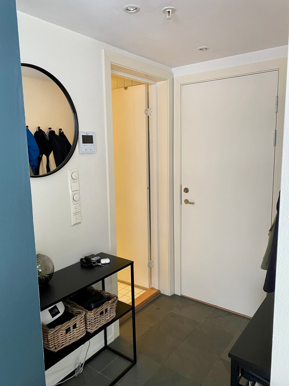 Entré. Bad inn åpen dør. Galleribilde