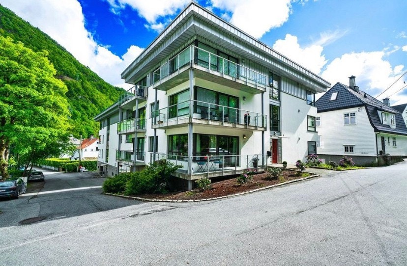 Leiligheten ligger i 1. etasje. Balkongen har morgensol og ettermiddagssol. Galleribilde