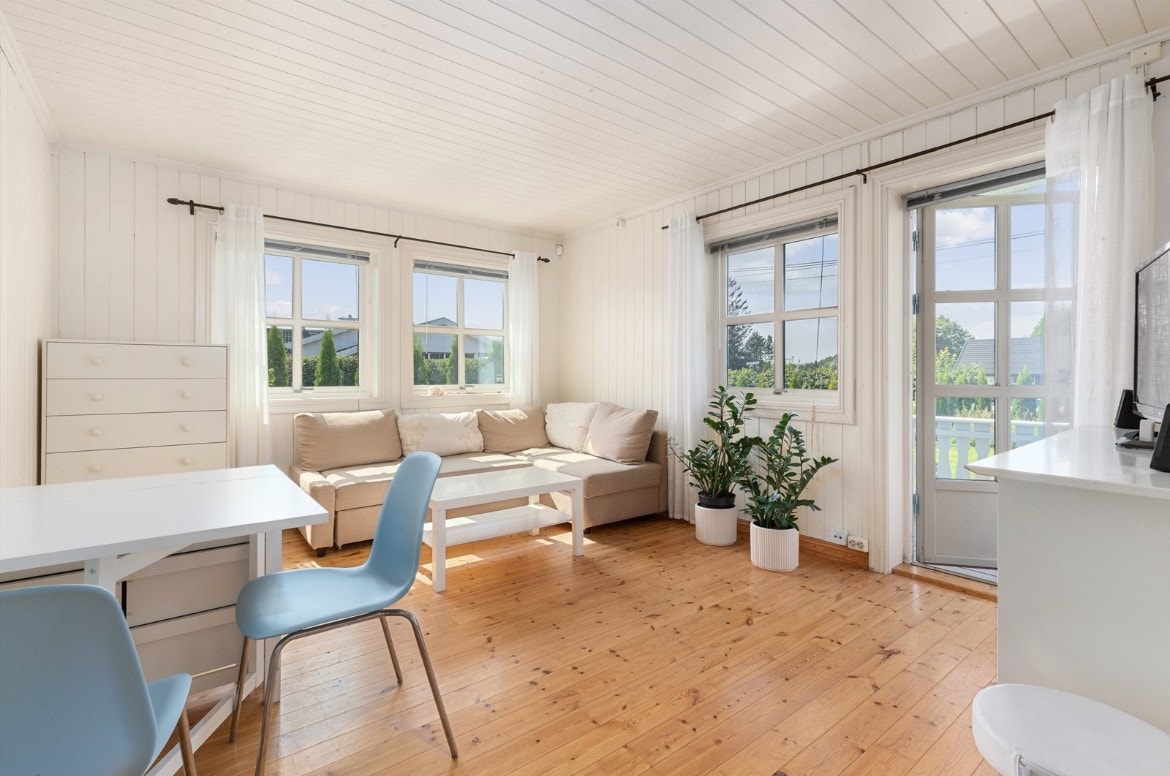 Lysinnslipp fra vinduer på to sider, og utgang til en stor terrasse på ca 48kvm Galleribilde