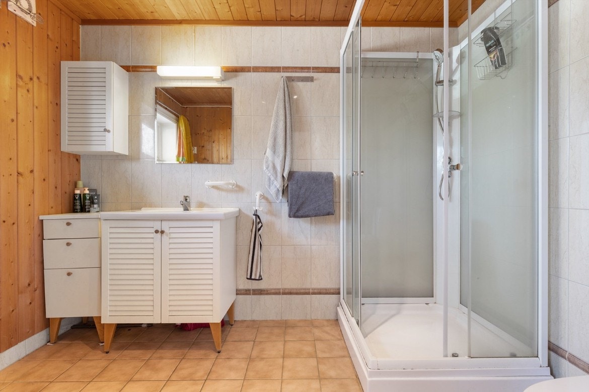 Baderommet er flislagt og har gulvvarme. Badet har også toalett og opplegg for vaskemaskin Galleribilde