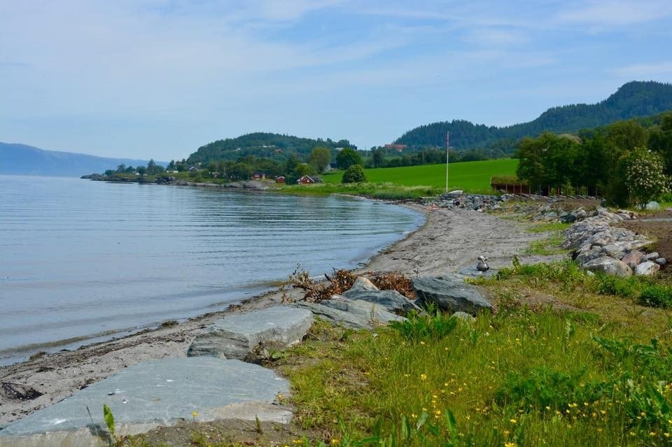 Buktafjæra badeplass ligger like i nærheten av boligene Galleribilde