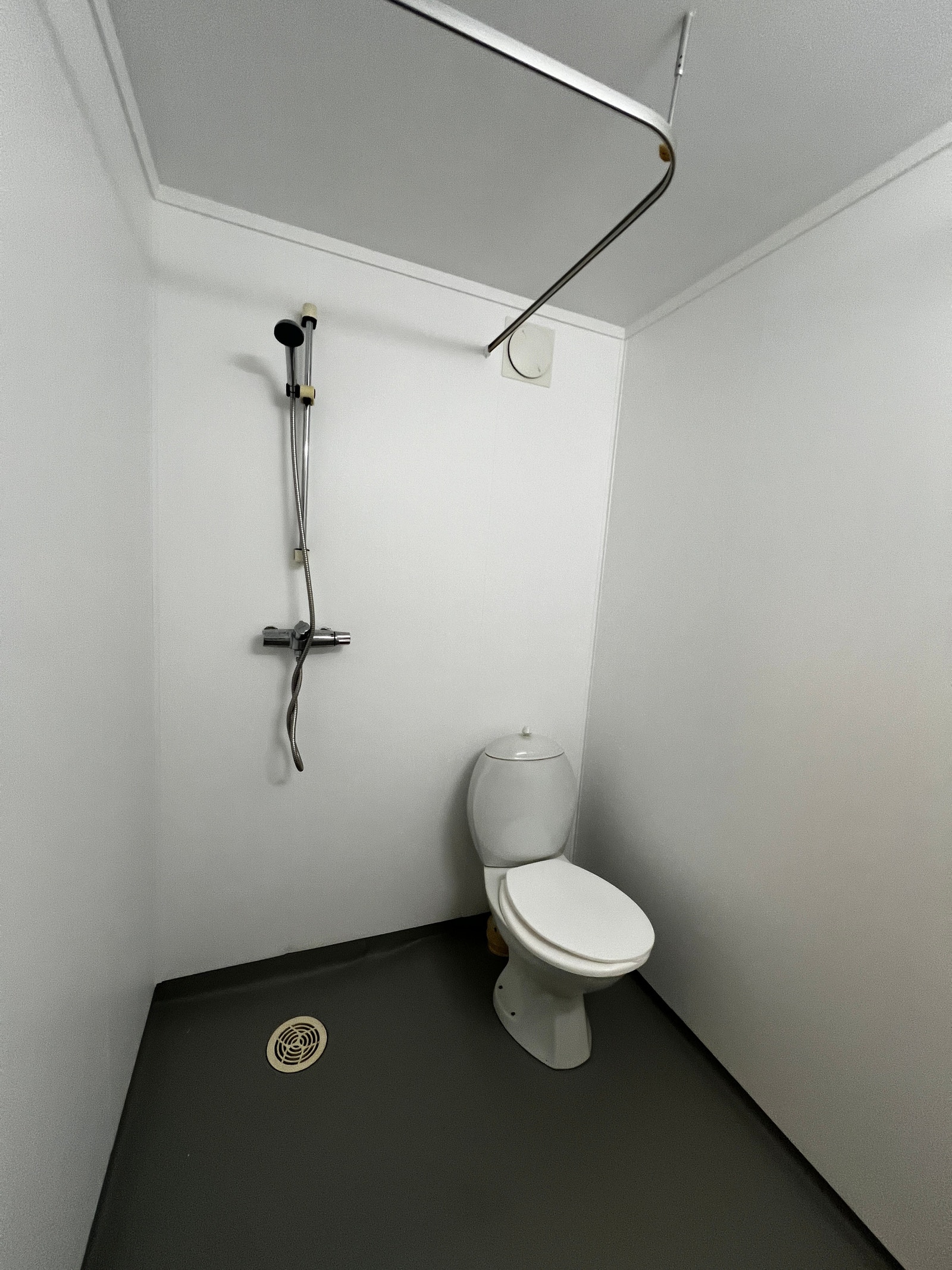 Dusj og wc på baderom, med oppheng for dusjforheng Galleribilde