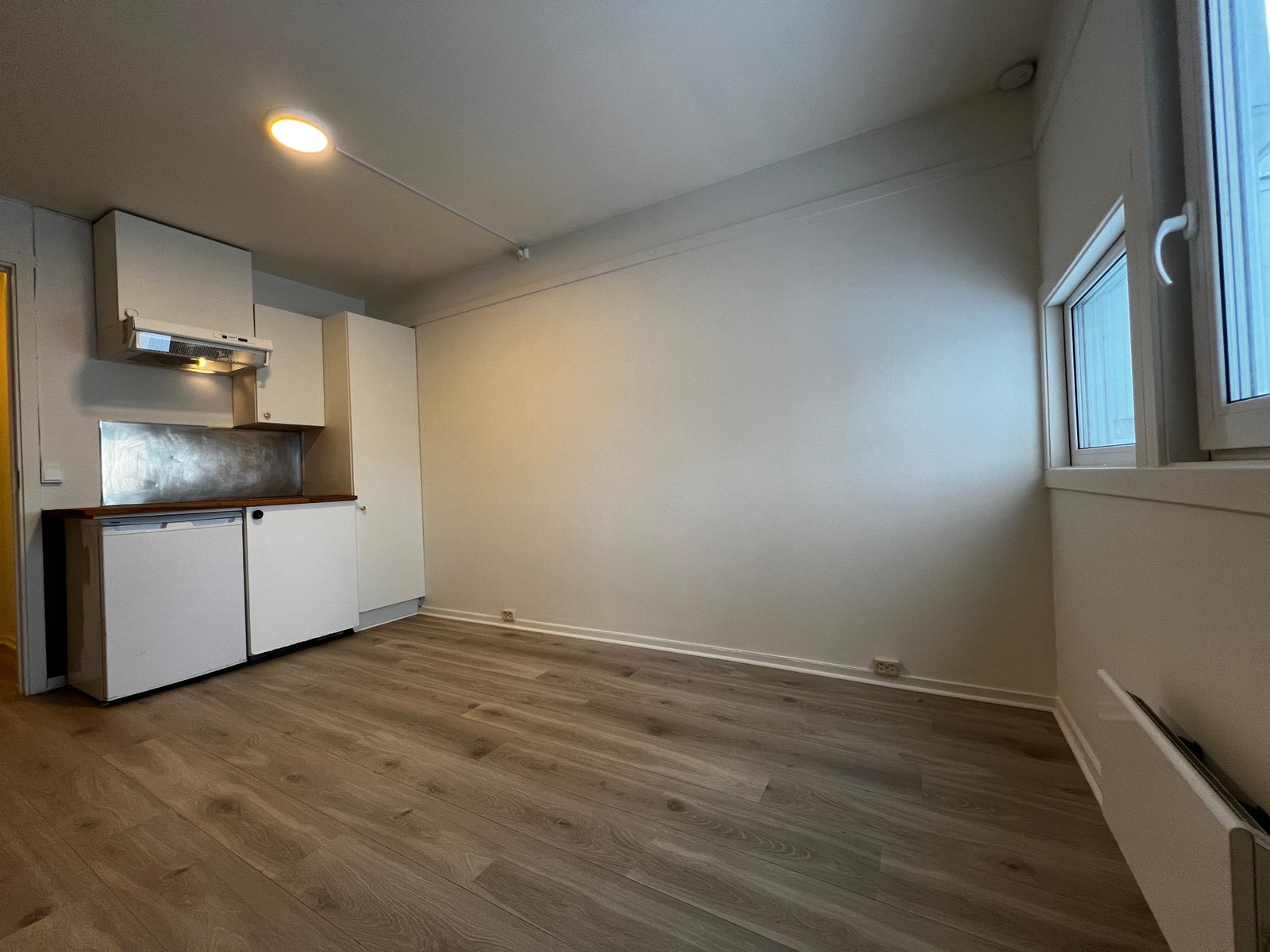 Panelovn i oppholdsrom. Vinduene er byttet i 2019. Galleribilde