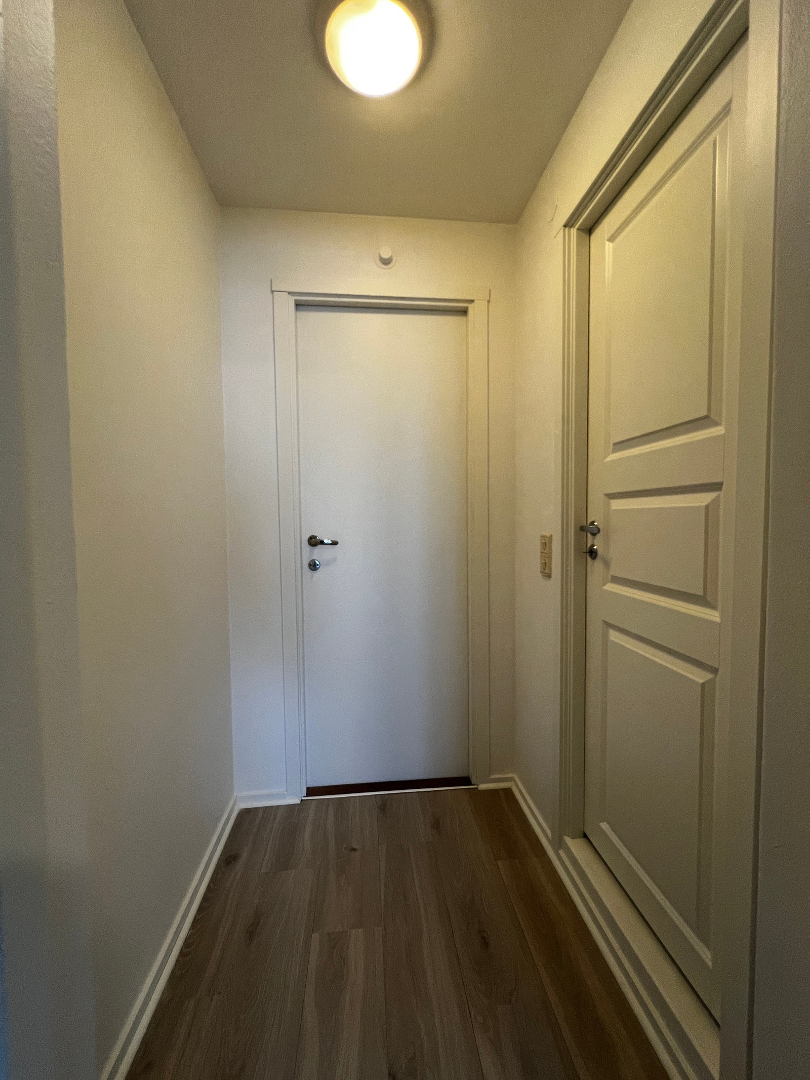 Gang mot inngangsdør - Dør til baderom Galleribilde