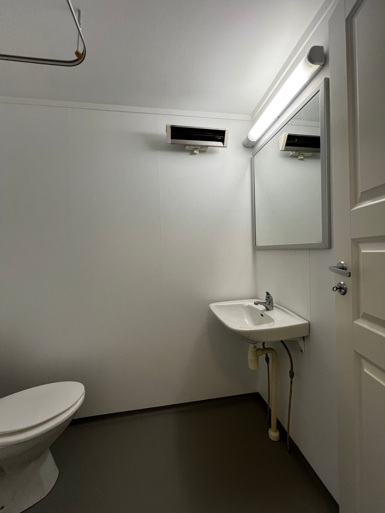 Baderom med servant, wc og dusj. Det er montert stråleovn som varmekilde. Galleribilde