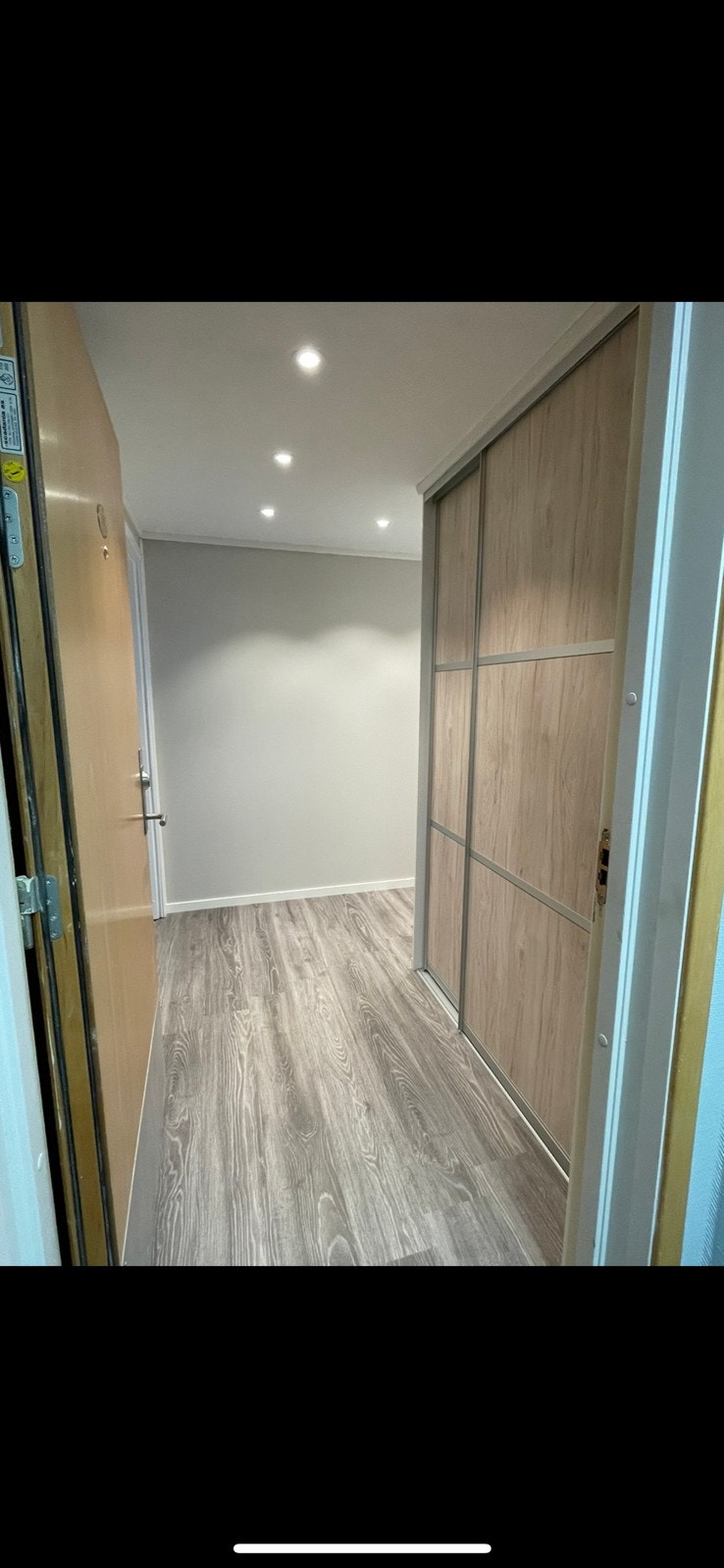 inngangsparti med skyvedørsgarderobe Galleribilde