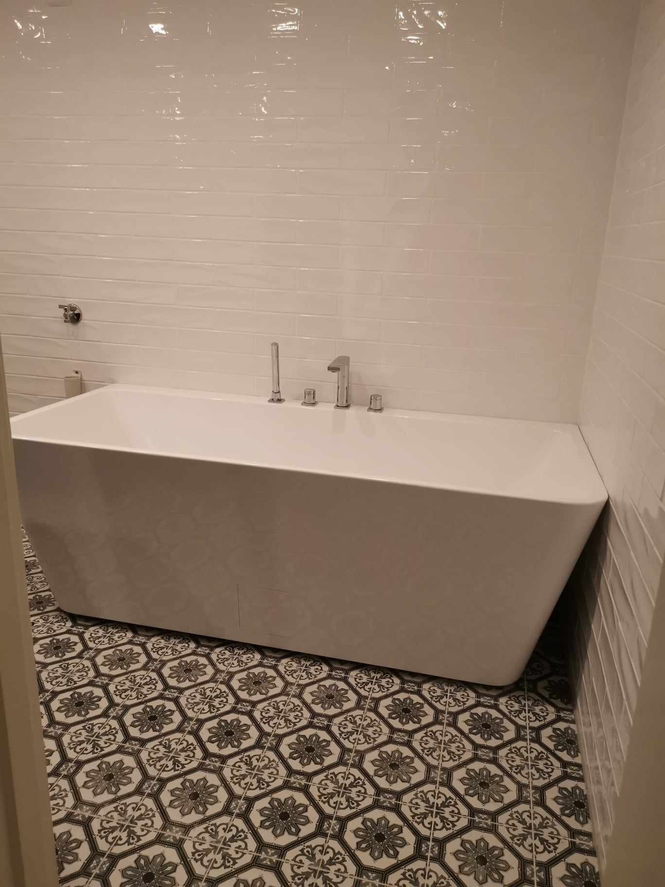 Det er nå dusjvegg på badekaret Galleribilde